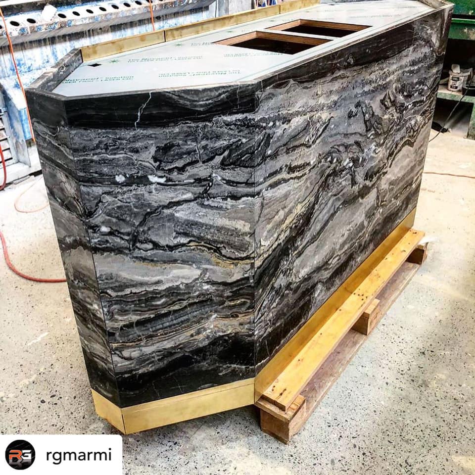 Realizzazione rivestimento per banconi d’arredo in marmo Arabescato orobico grey
