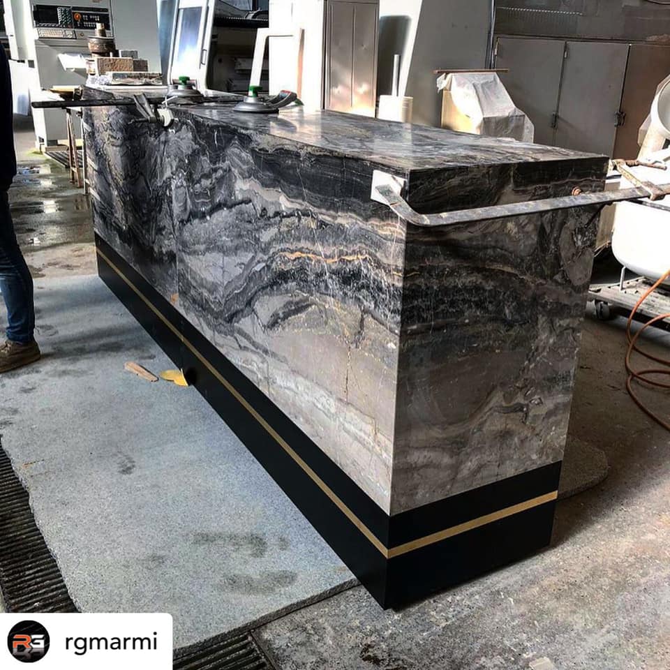 Realizzazione rivestimento per banconi d’arredo in marmo Arabescato orobico grey