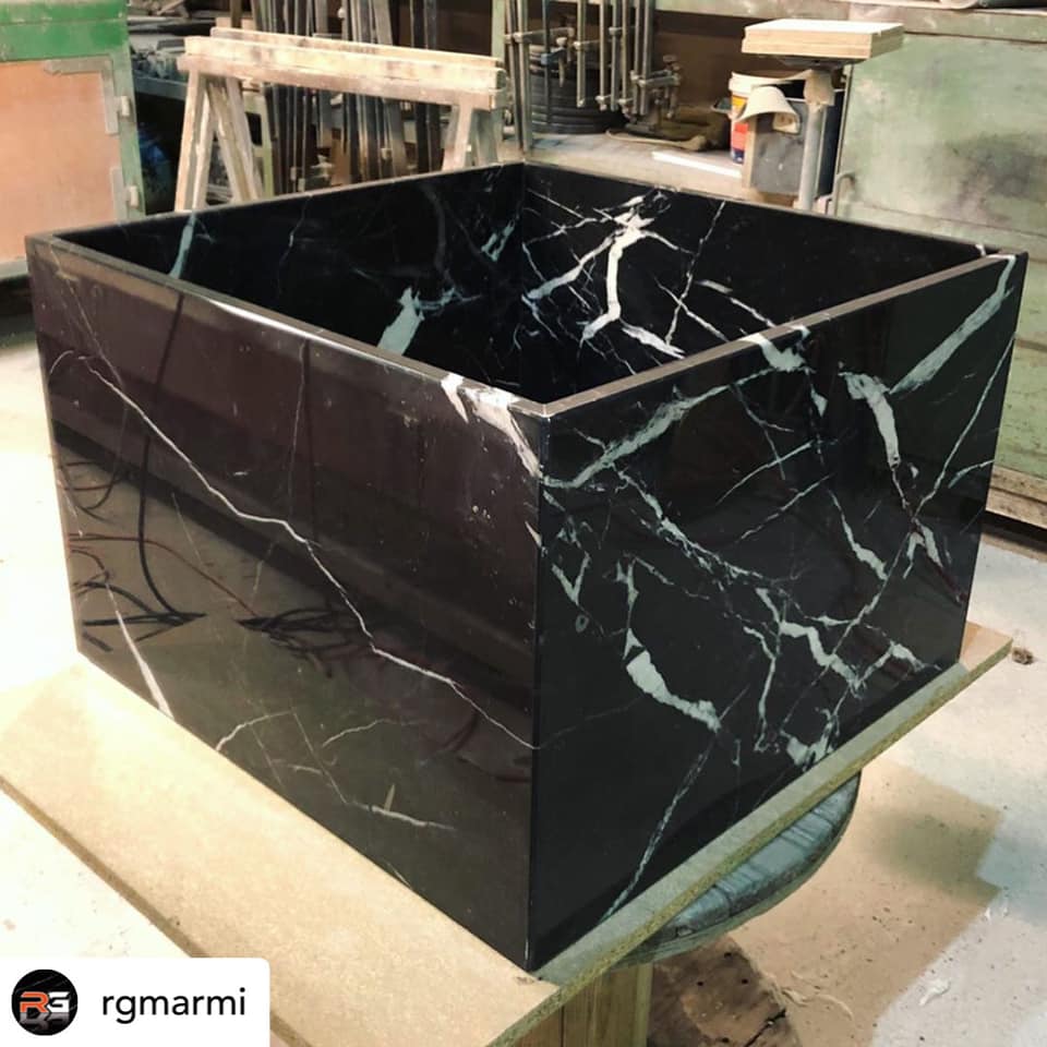 Arredamento in marmo nero marquina