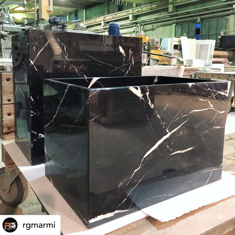 Arredamento in marmo nero marquina