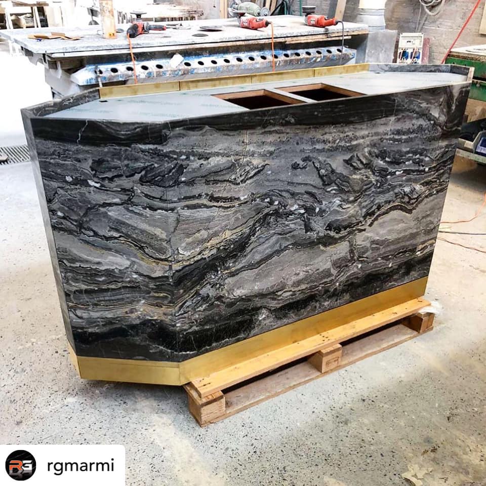 Realizzazione rivestimento per banconi d’arredo in marmo Arabescato orobico grey