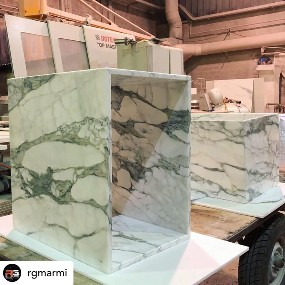 Arredamento in marmo bianco arabescato carrara