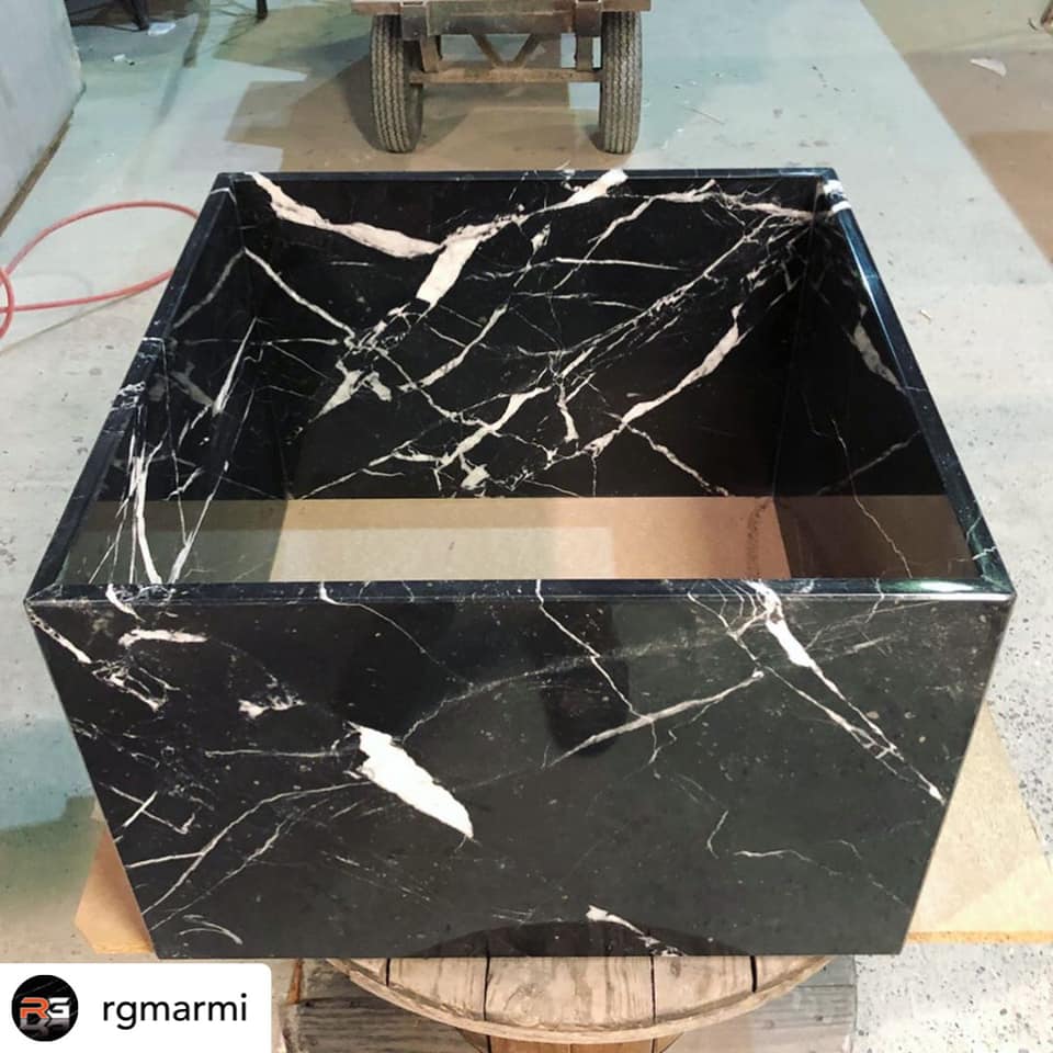 Arredamento in marmo nero marquina