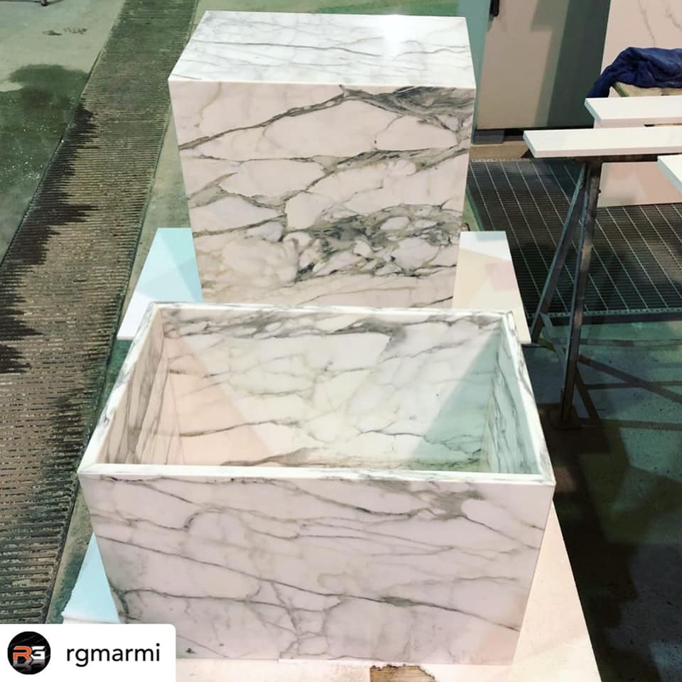 Arredamento in marmo bianco arabescato carrara