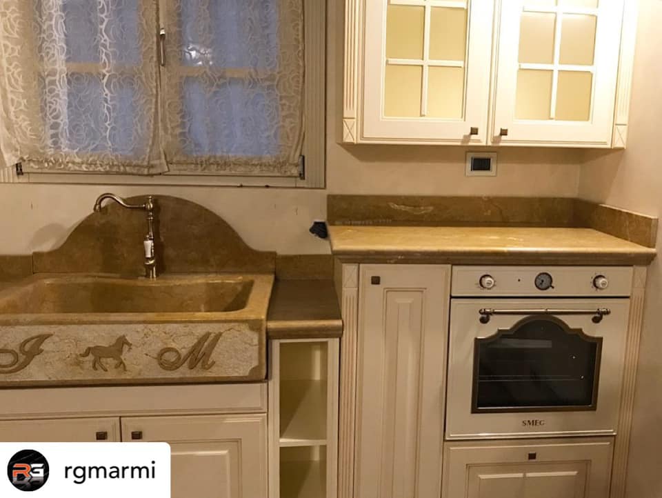 Cucina in giallo reale