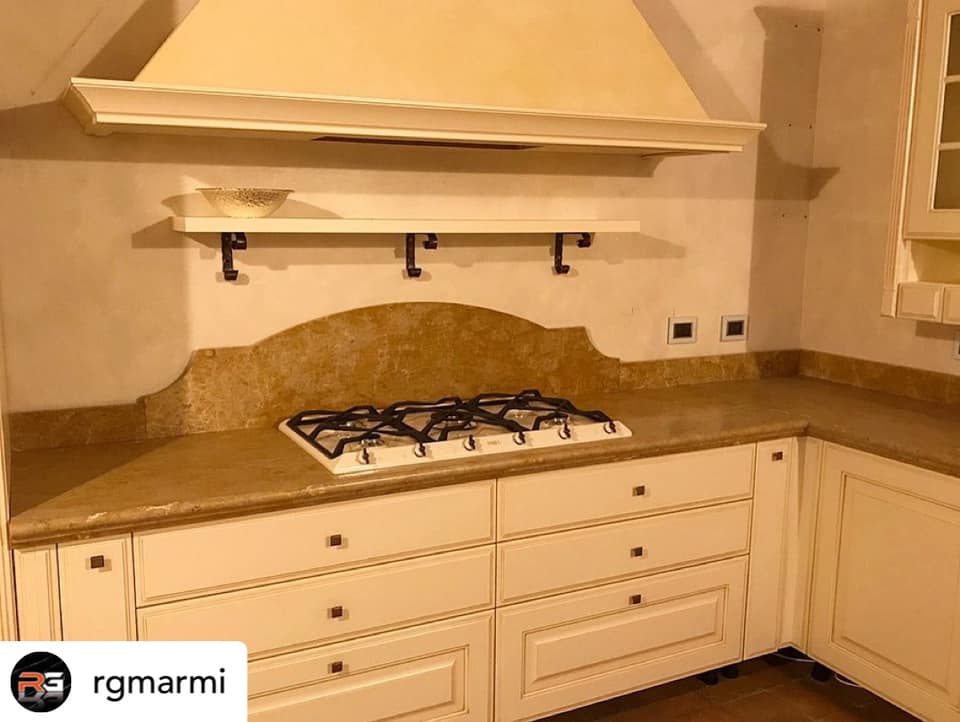 Cucina in giallo reale
