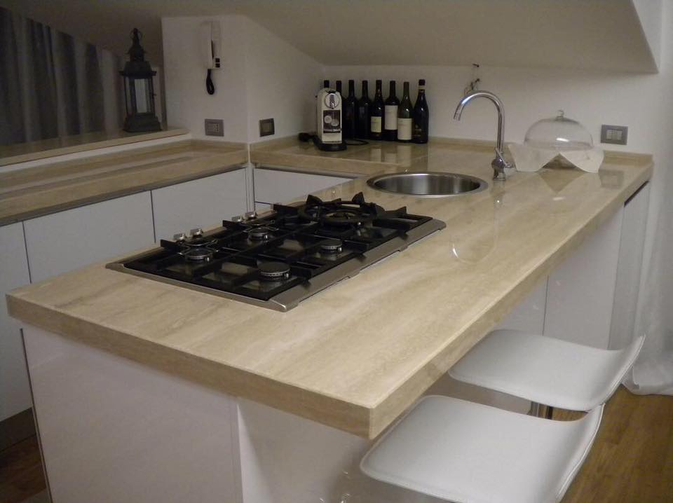 Top cucina in travertino classico 3