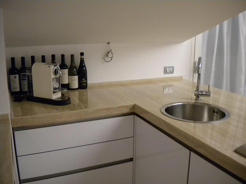 Top cucina in travertino classico 4