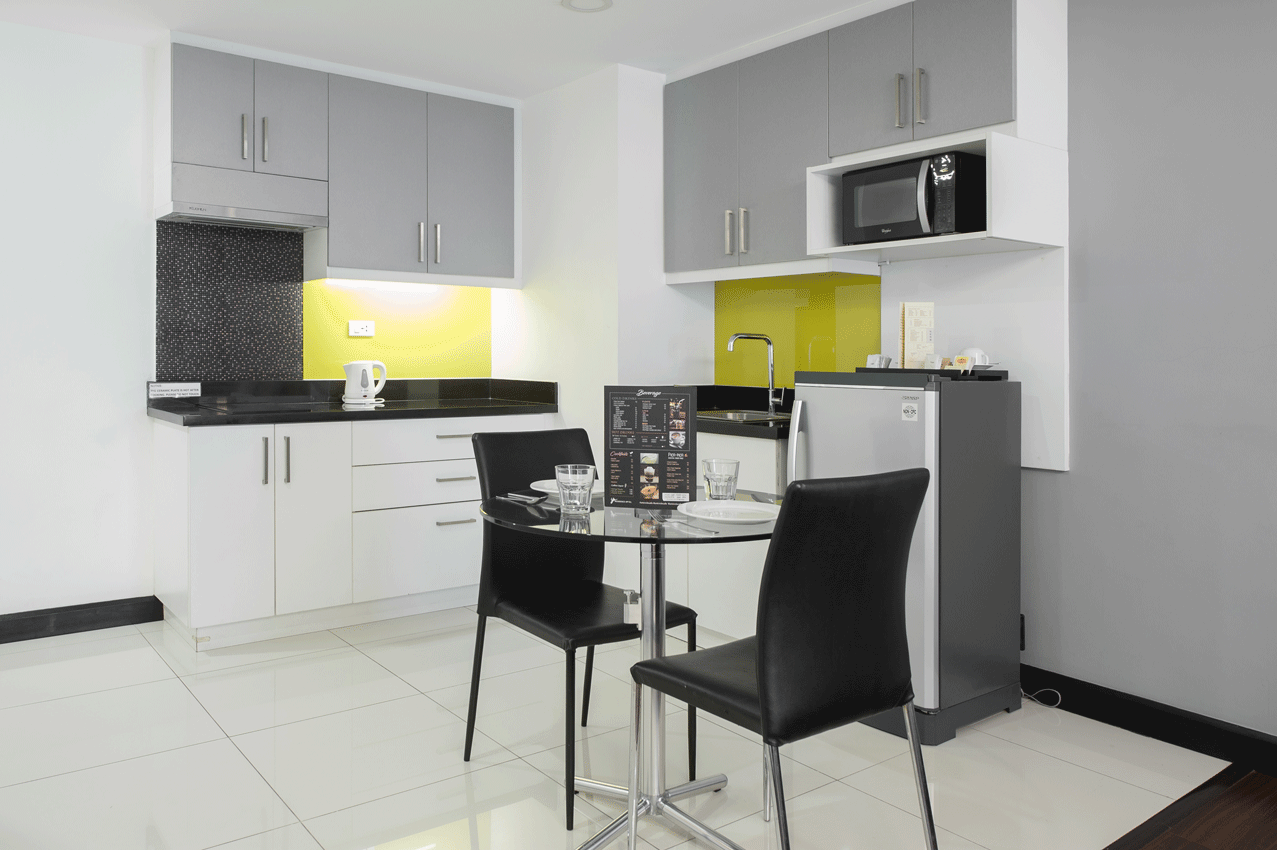 Fully equipped kitchenette in Y2 family room
