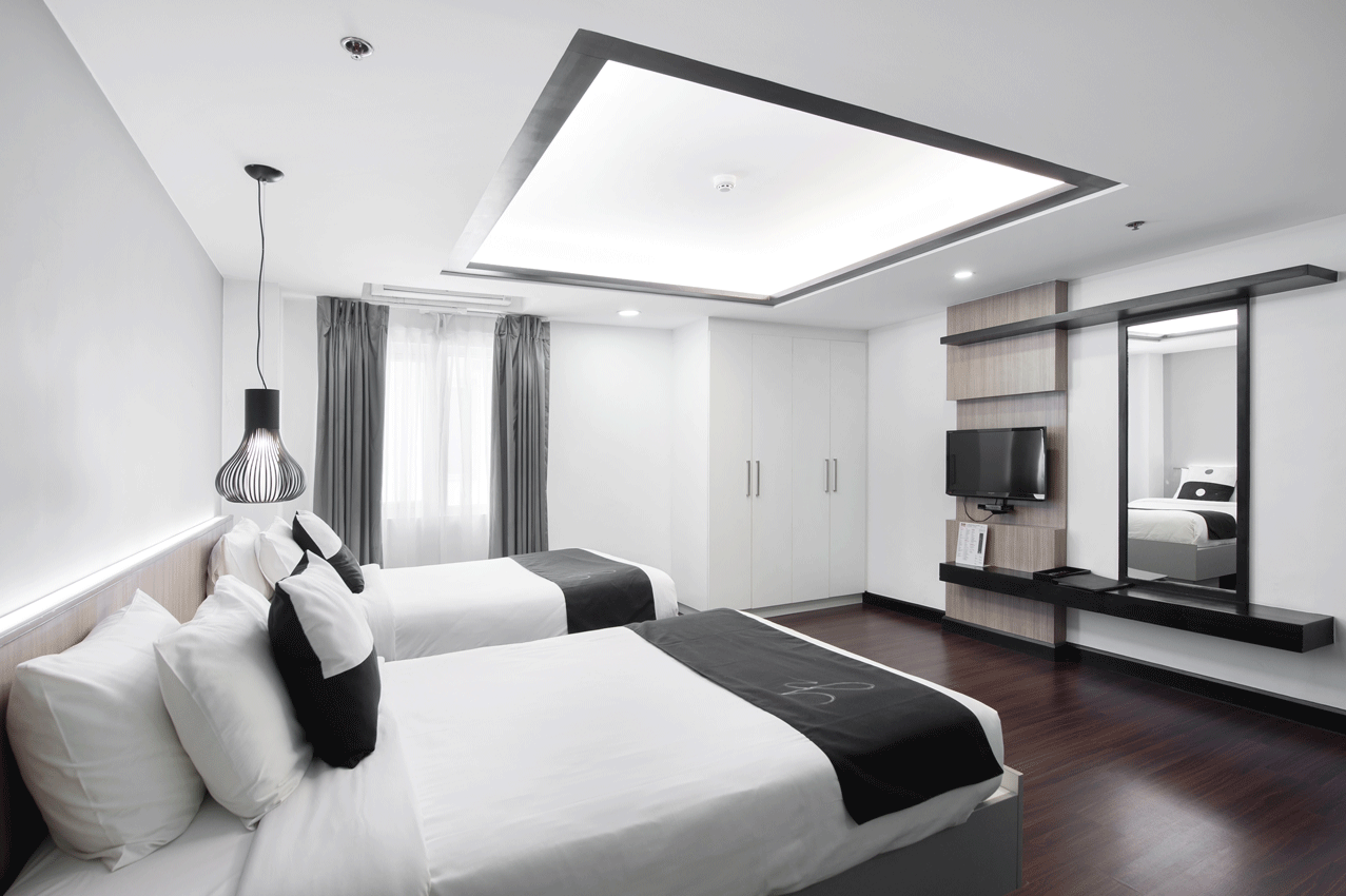 Studio Deluxe Twin at Y2 with two beds and a flat screen tv