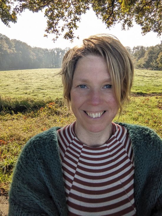 Martine volop in de wijsheid van de natuur. 