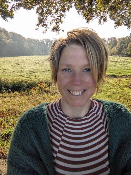 Martine volop in de wijsheid van de natuur. 