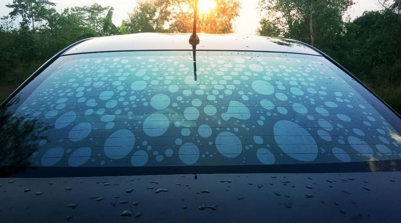 what causes window tint bubbles
