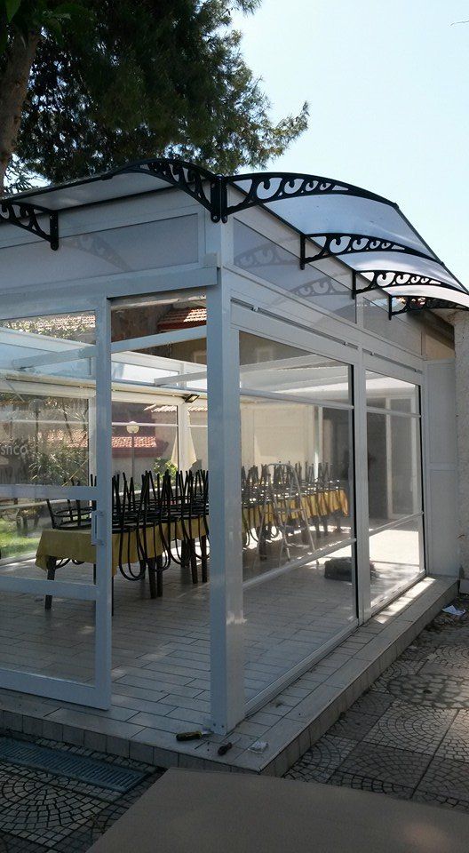 veranda con profili bianchi