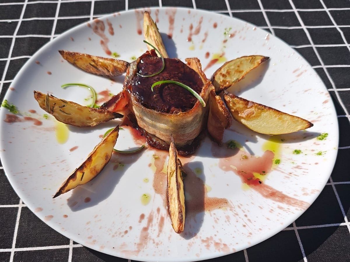 Una vista aérea de una cascada con un arco iris en el fondo.