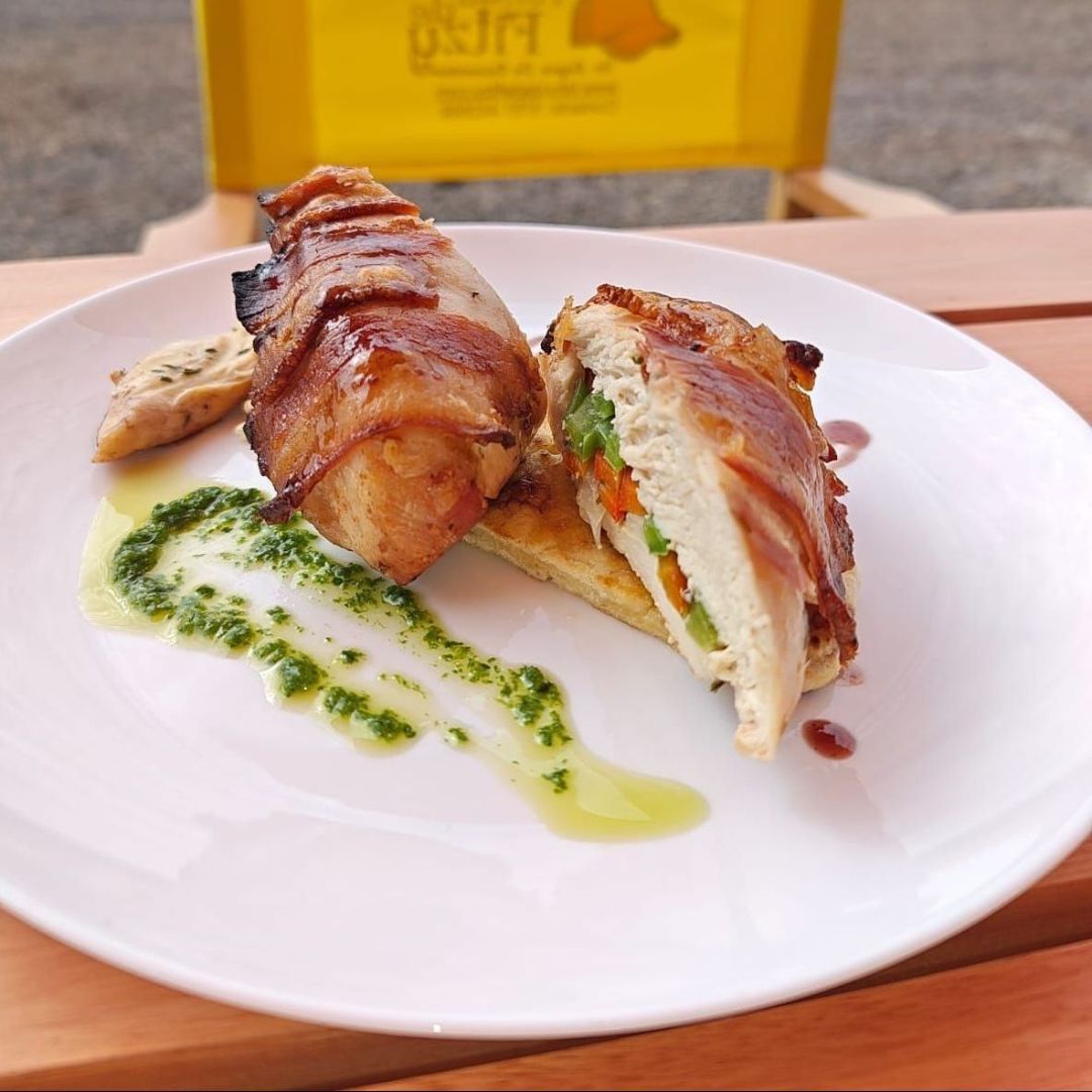 Una cascada en medio de un exuberante bosque verde