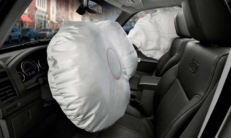 Un coche con una bolsa de aire en el asiento trasero.