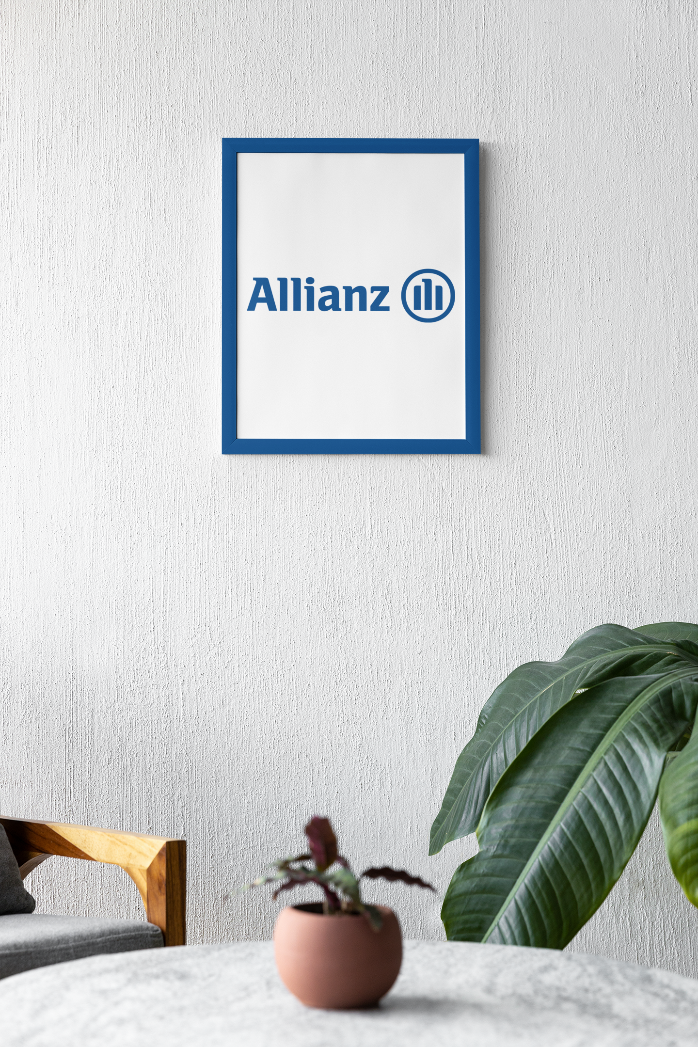Logo d'Allianz dans un cadre bleu sur un mur blanc texturé, avec une plante et une chaise devant.