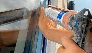 Manutenzione di infissi: siliconatura