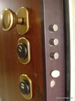 Porta blindata marrone con serrature europee