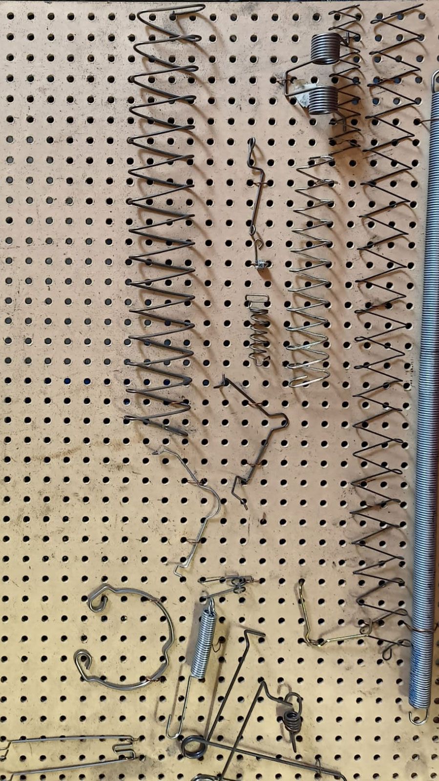 RESORTES MAQUILADOS EN ACERO ESPECIAL SA DE CV  - Resortes  automotriz