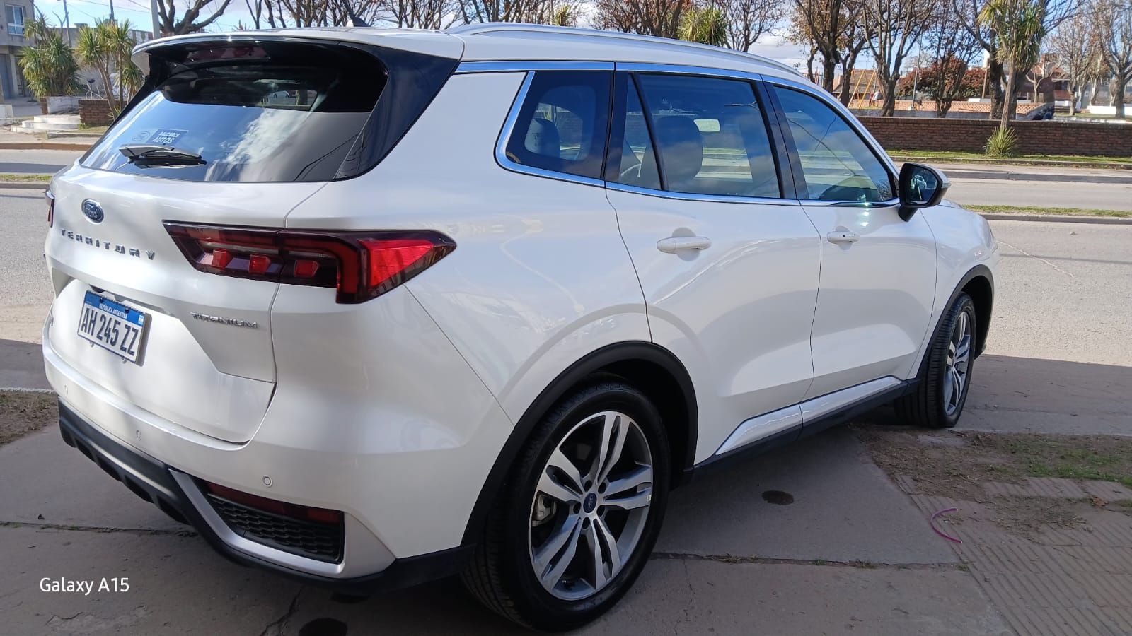 SUV Ford Territory color blanco estacionado sobre asfalto, vista frontal izquierda.