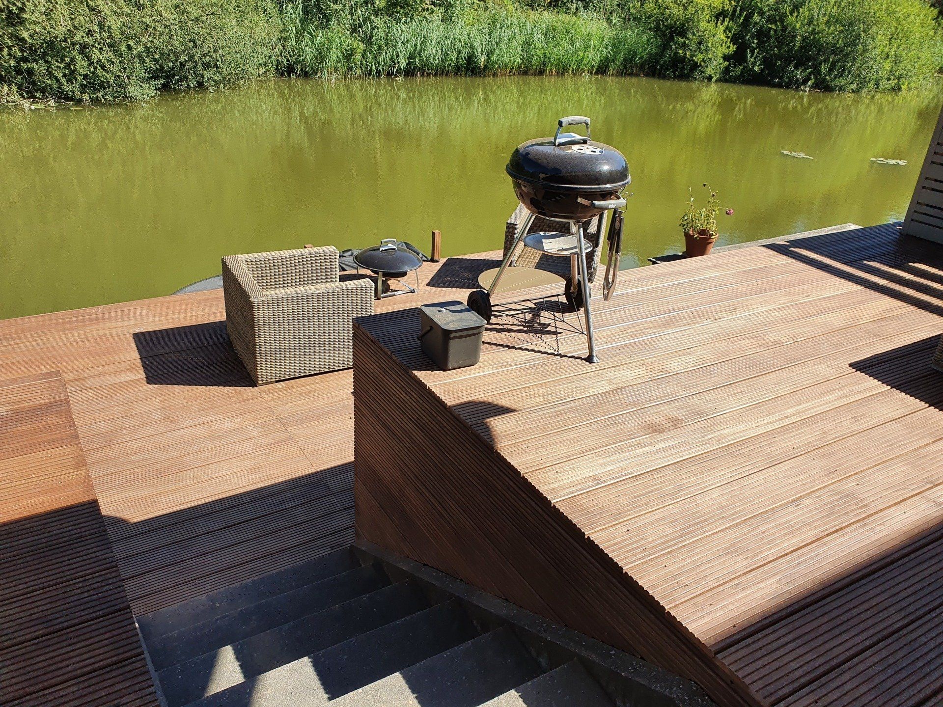 Vlonder terras aan het water