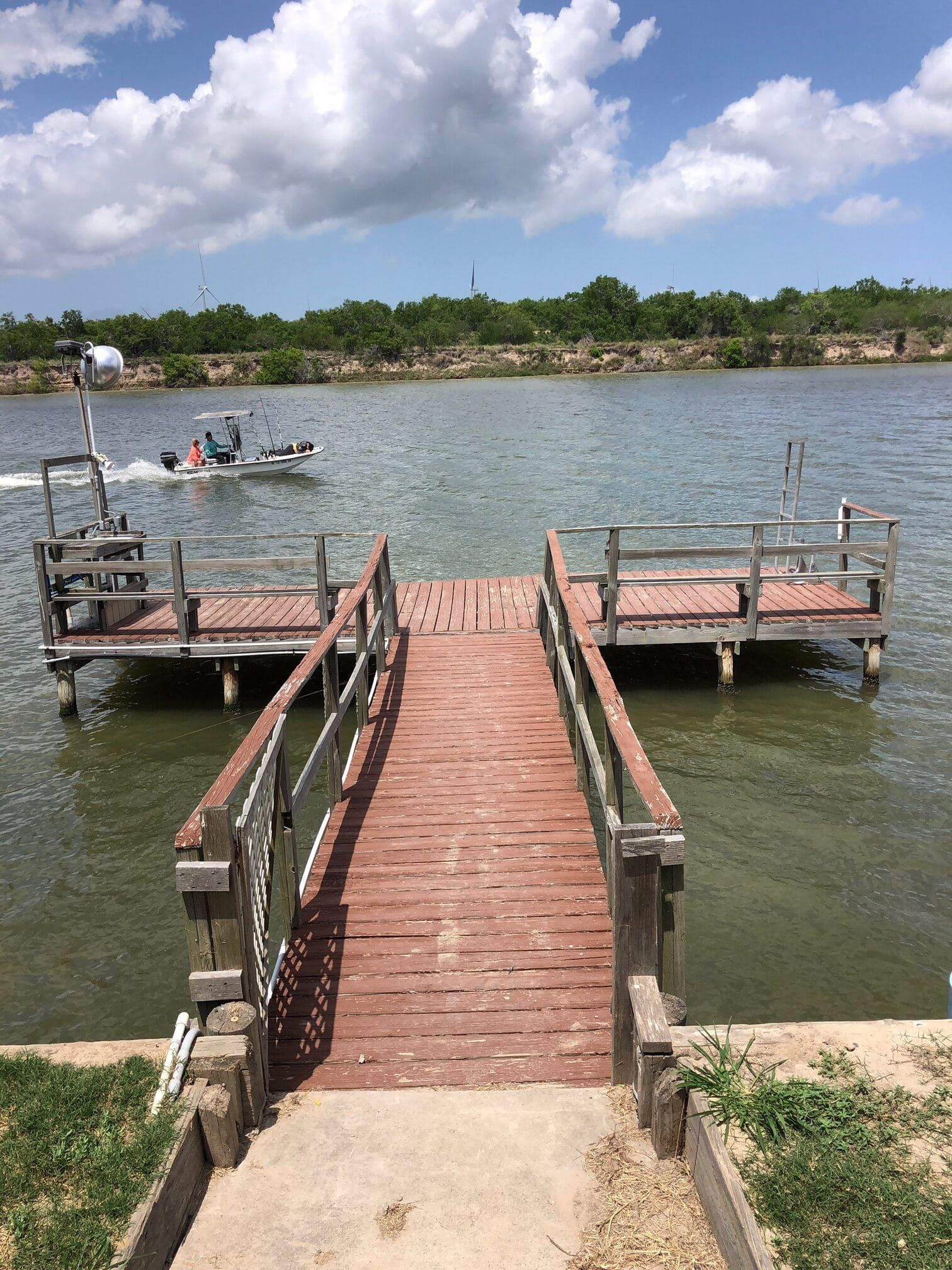 A boat is docked at a dock in the middle of a lake.