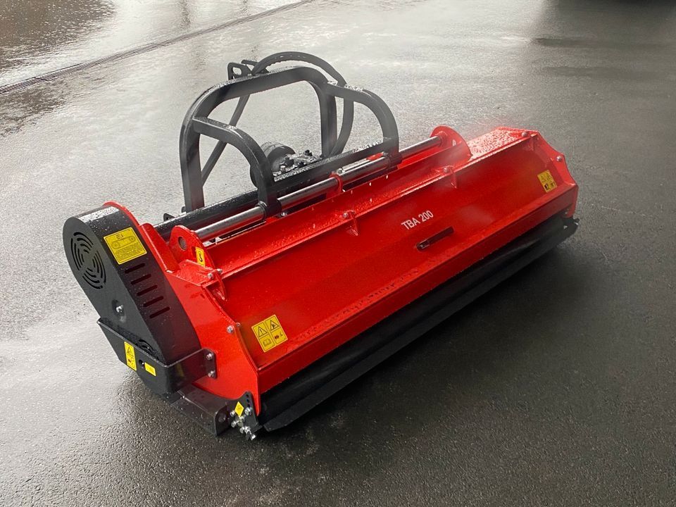 Eine rot-schwarze Maschine steht am Straßenrand.