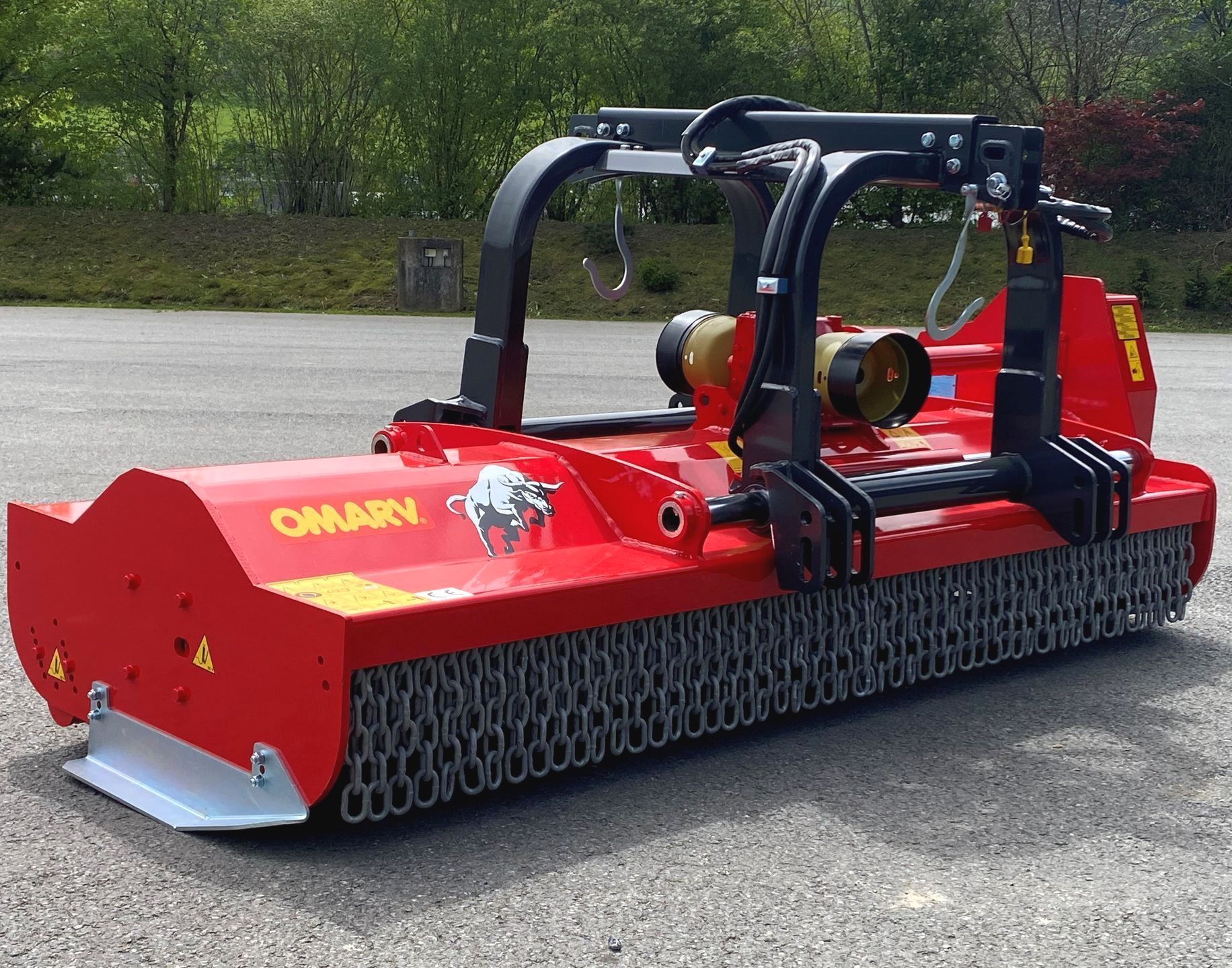 Eine rot-schwarze Maschine mit dem Wort „Omary“ darauf
