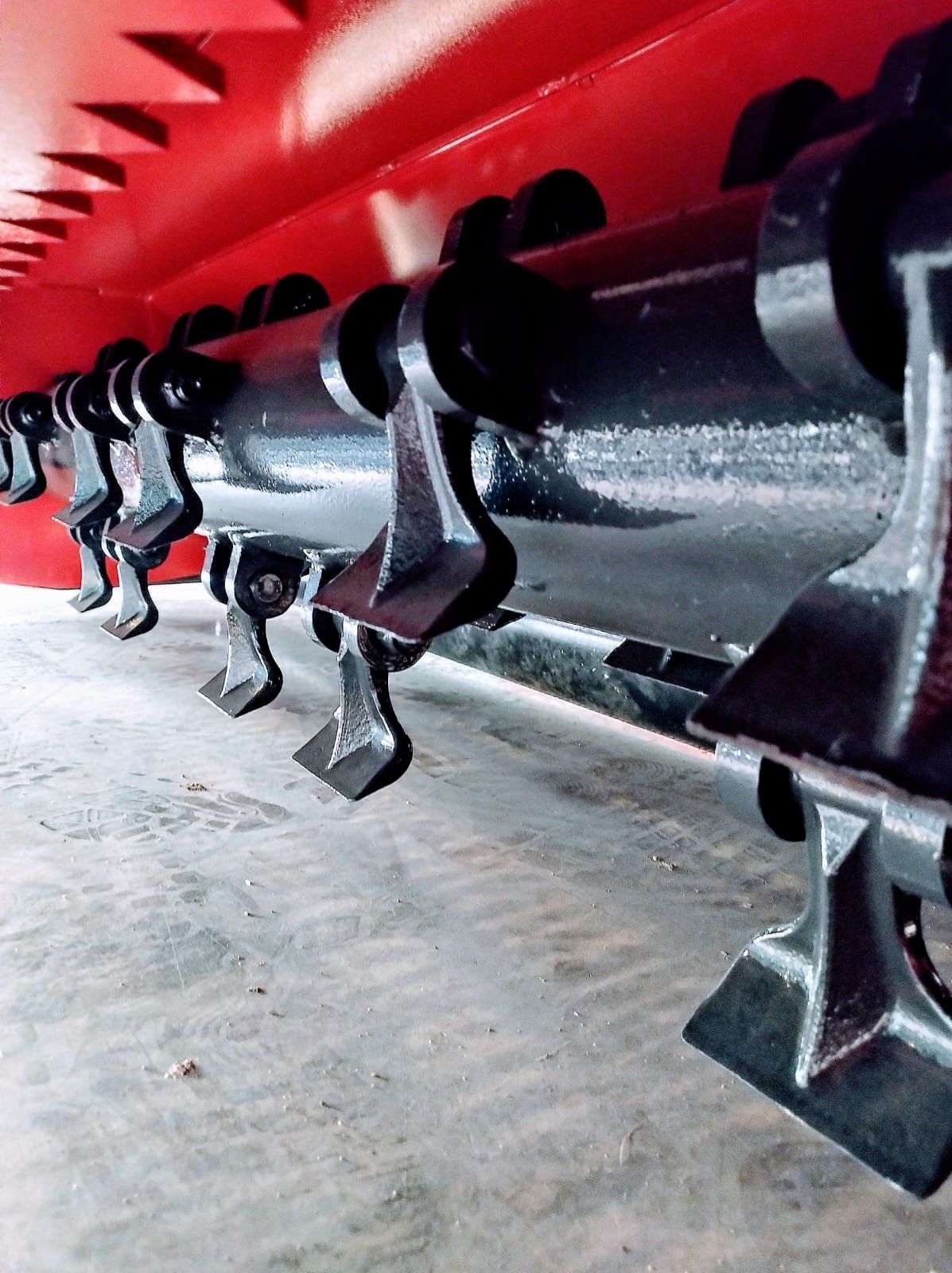 In einem Raum sind mehrere Metallrohre aufgereiht.