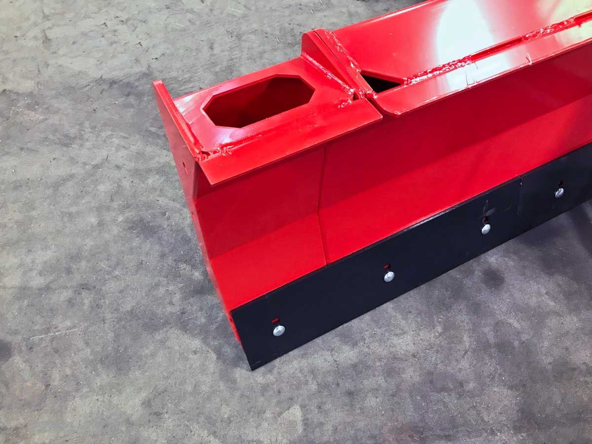 Ein rot-schwarzes Objekt liegt auf einem Betonboden.