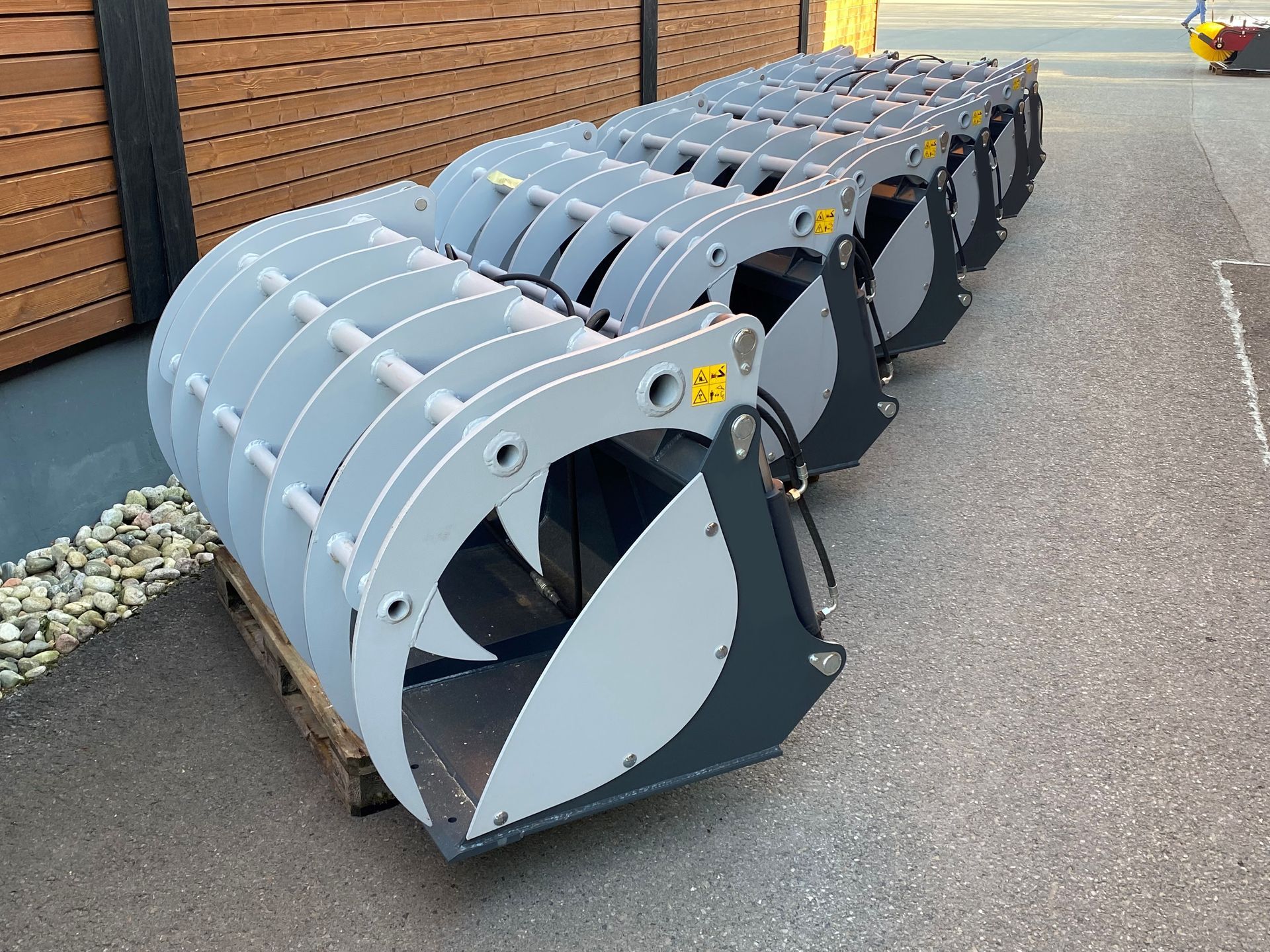 Eine Reihe von Eimern auf einer Palette.