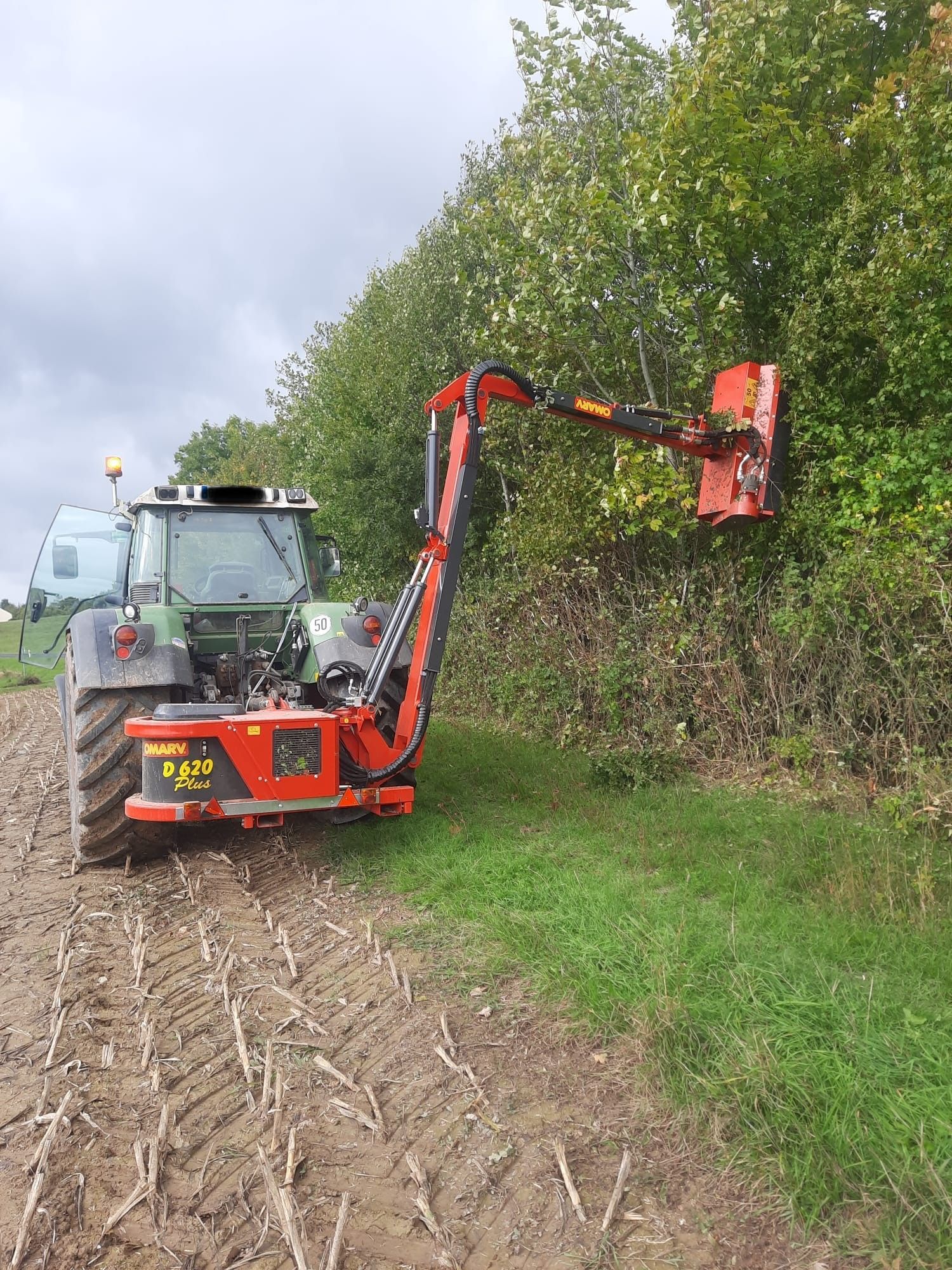 Ein rot-schwarzer Traktor mit dem Kennzeichen d620