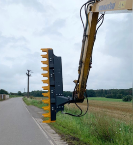 Ein Komatsu-Bagger steht am Straßenrand