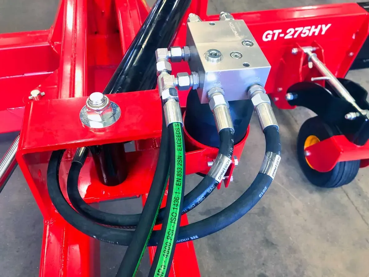 Ein roter Traktor mit der Aufschrift gt-275hy