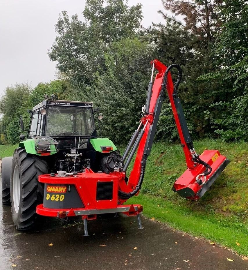 Ein rot-schwarzer Traktor mit dem Nummernschild d620