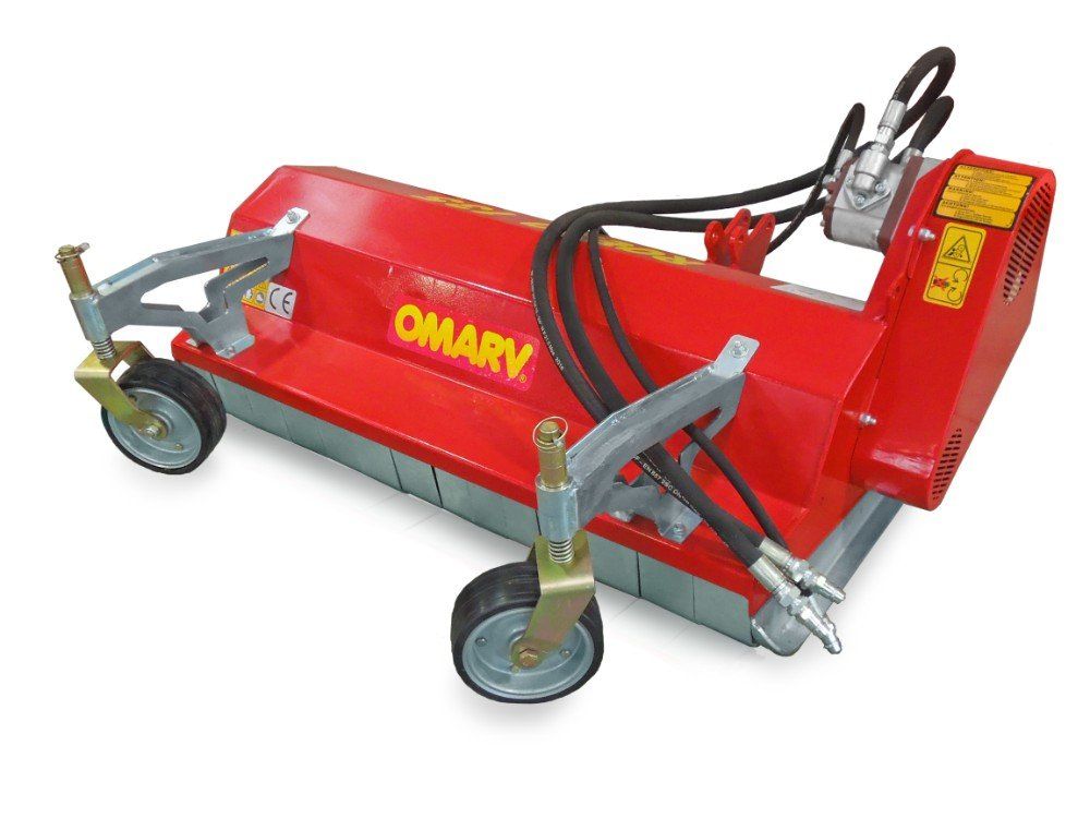 Ein roter Omary Rasenmäher mit Rädern auf weißem Hintergrund