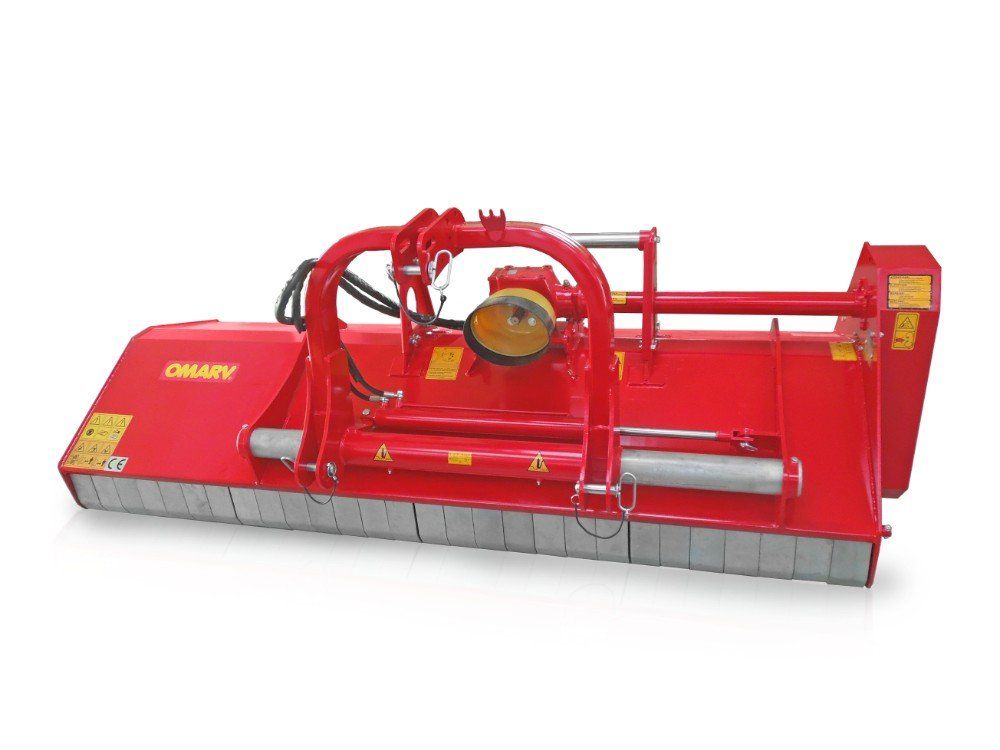 Ein roter Rasentraktor steht auf einer weißen Fläche.