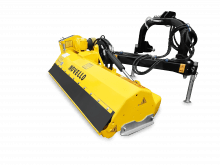 Auf einem weißen Hintergrund ist eine gelb-schwarze Maschine an einem Traktor befestigt.