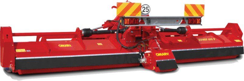 Ein roter Traktor mit der Nummer 25 auf der Rückseite