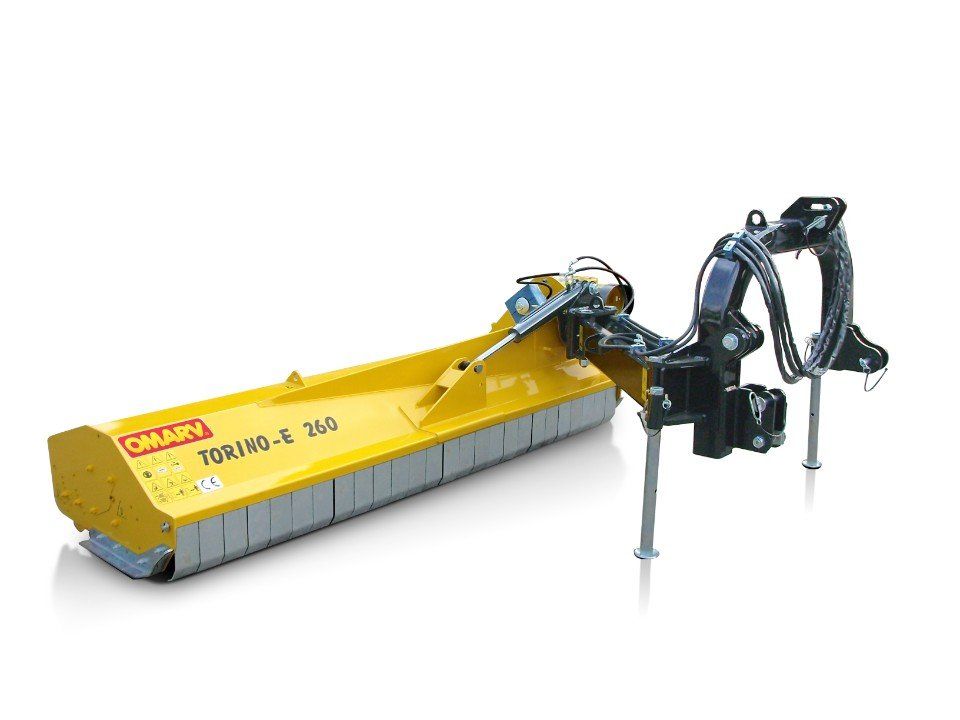 Auf einem weißen Hintergrund ist ein gelb-grauer Rasenmäher an einem Traktor befestigt.