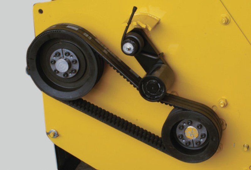 Eine Nahaufnahme eines Riemens an einer gelben Maschine