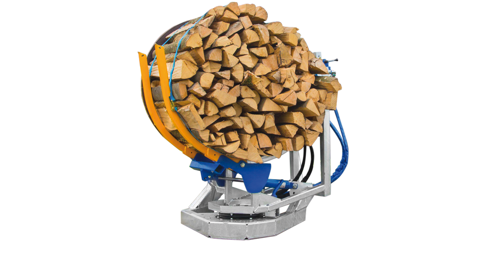 Auf einer Maschine liegt ein großer Stapel Holz.