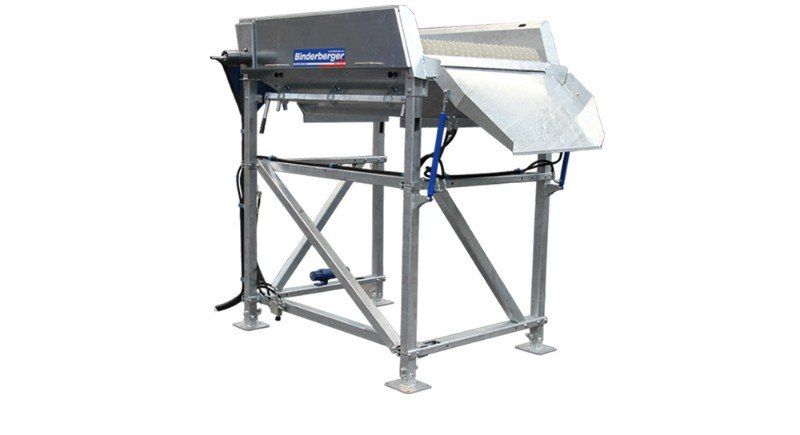 Eine Maschine aus Edelstahl steht auf einem Metallständer auf einem weißen Hintergrund.