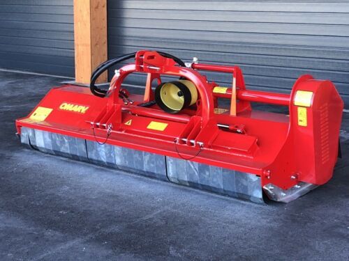 Eine große rote Maschine steht vor einem Gebäude.