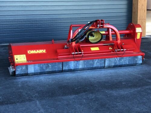 Eine rote Maschine steht vor einem Garagentor.