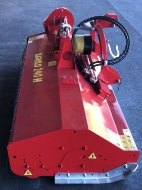 Eine rote Maschine mit einem gelben Warnschild darauf