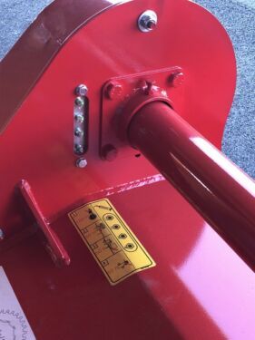 Eine Nahaufnahme eines roten Objekts mit einem gelben Aufkleber darauf