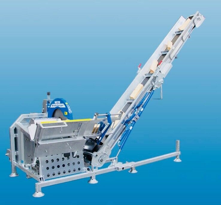 Eine Maschine mit angeschlossenem Förderband